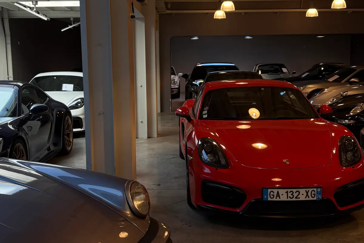 Porsche showroom intérieur